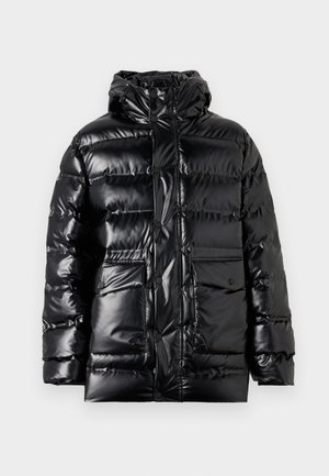 Sort puffjakke lavet af blanke materialer, med hætte, trykknapper og to forlommer med en quiltet design.