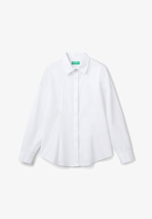 Biała koszula z długim rękawem, z wyraźnym kołnierzykiem, z przodem zapinanym na guziki i luźnym krojem. Gładki materiał o świeżym wyglądzie.