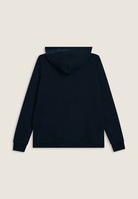 Felpa con cappuccio a maniche lunghe blu navy, dalla forma leggermente aderente, con polsini a coste e una scritta leggermente visibile lungo il bordo superiore del cappuccio.