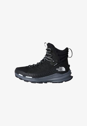Czarne półwysokie buty trekkingowe z teksturowanym cholewką, wzmocnionym czubkiem, szarym bieżnikiem i odblaskowymi sznurówkami. Logo marki po bokach.