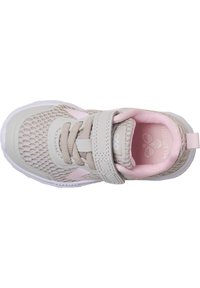 Baskets en mesh gris clair avec des accents roses, dotées d'une sangle en Velcro, d'un col rembourré et d'une semelle texturée. Design globalement athletic.