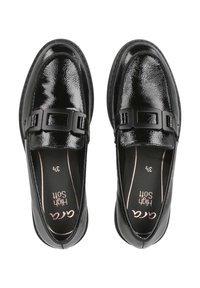 Zwarte, gepatenteerde leren loafers met een strak ontwerp, rechthoekige gespaccents en gevoerde zolen. Maat 39, "High Soft" label aan de binnenkant.