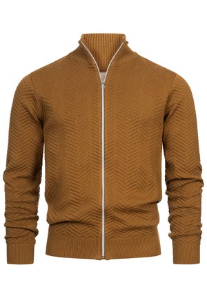 Smeđi zip-up kardigan napravljen od teksturirane pletene tkanine. Ima visoki ovratnik i rebraste manšete i rub sa uzorkom u obliku češljića.