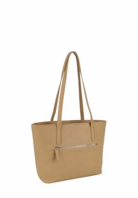 Sac fourre-tout en cuir beige avec deux longues poignées, une poche avant zippée, et une surface lisse et texturée. Design minimaliste sans motifs.