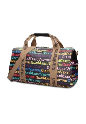 Kleurrijke sporttas met doorlopende "Gian Marco Venturi" tekstprint, beige handvatten met logo en ritssluiting op een witte achtergrond.