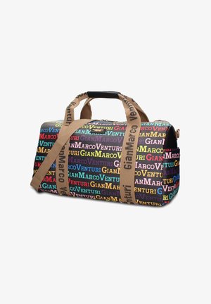 Kleurrijke sporttas met doorlopende "Gian Marco Venturi" tekstprint, beige handvatten met logo en ritssluiting op een witte achtergrond.