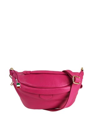 Rosa Leder-Crossbody-Tasche mit geschwungenem Design, goldfarbenen Beschlägen und einem kleinen dekorativen italienischen Flaggenanhänger. Verfügt über einen Reißverschluss.