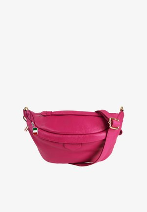 Sac bandoulière en cuir rose avec un design courbé, quincaillerie dorée et un petit charme décoratif représentant le drapeau italien. Équipé d'une fermeture éclair.