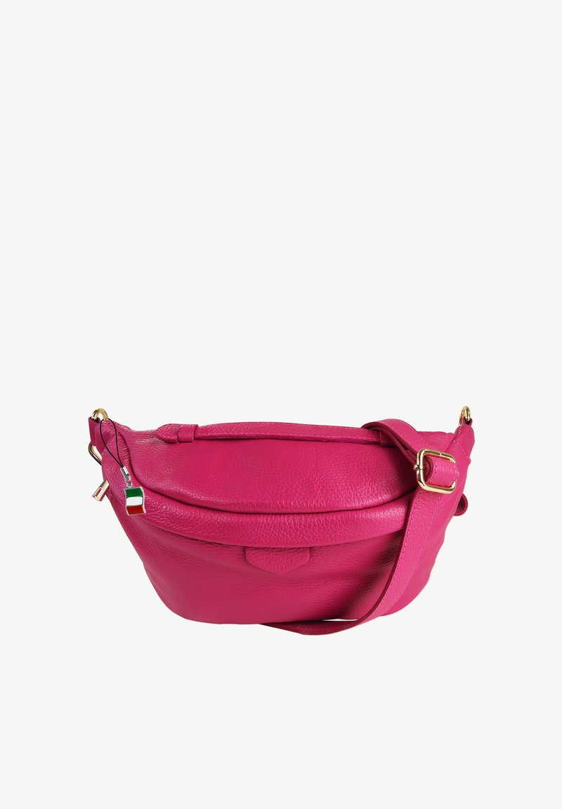 Roze leren schoudertas met een gebogen ontwerp, gouden hardware en een klein decoratief charm van de Italiaanse vlag. Voorzien van een ritssluiting.