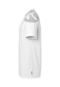 Camiseta blanca de manga corta con un patrón de cuadrícula texturizado en los hombros, cuello redondo y un acento verde en la costura lateral.