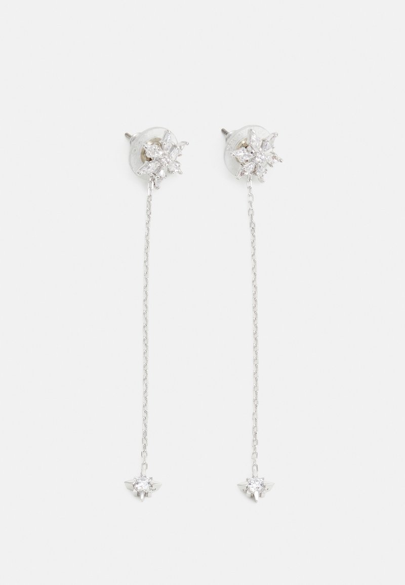 Boucles d’oreilles pendantes délicates en argent avec des clous en forme d’étoile et de petits cristaux, chacune avec une fine chaîne reliant deux motifs en forme d’étoile.
