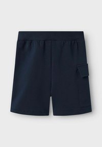 Pantalones cortos azul marino hechos de una tela suave, con una cinturilla elástica y un bolsillo de carga lateral. Textura suave con un diseño casual.