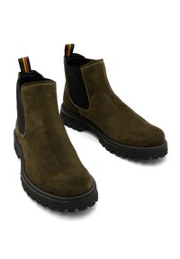 Brązowe zamszowe botki za kostkę z czarnymi elastycznymi panelami bocznymi i gumową podeszwą. Posiadają wielokolorową pętelkę z tyłu.