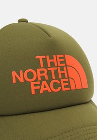 The North Face TNF LOGO TRUCKER - Naģene - forest olive/orange/white