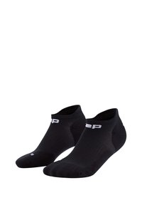 Calze atletiche nere con un design a taglio basso, texture a coste e logo bianco sul risvolto. Realizzate in materiale traspirante e flessibile.