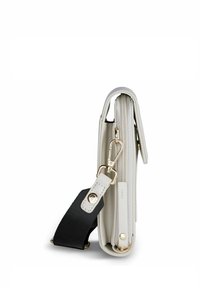 Borsa in pelle bianca con superficie testurizzata, dotata di chiusura con zip dorata e tracolla nera removibile. Forma slim e rettangolare.