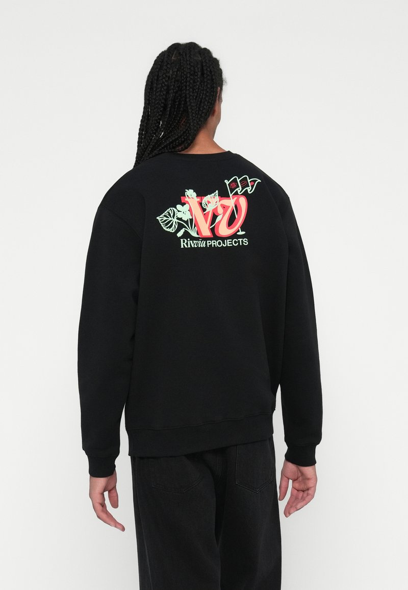 Sudadera negra con un gráfico colorido en la parte posterior con acentos florales y el texto "Riviera PROJECTS". Tejido suave, corte relajado.
