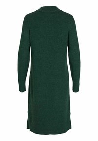 Abito verde a maglia con maniche lunghe e colletto alto. Il materiale sembra morbido e strutturato, con dettagli a coste ai polsini e all'orlo.