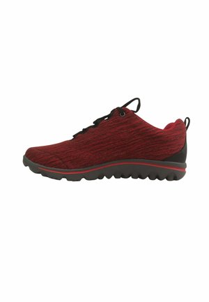 Roter und schwarzer Sportschuh mit strukturiertem Textiloberteil, schwarzen Schnürsenkeln und gerillter schwarzer Sohle mit rotem Rand.