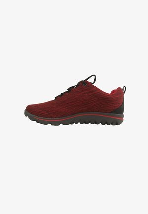 Zapatilla deportiva roja y negra con parte superior de tela texturizada, cordones negros y suela negra estriada con ribete rojo.