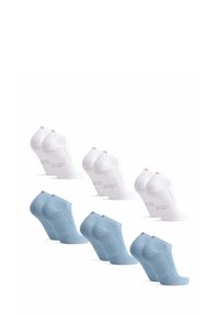 Ensemble de chaussettes de cheville en coton avec trois paires blanches et trois paires bleu clair. Comprend un poignet côtelé et une étiquette logo sur le talon. Texture lisse.