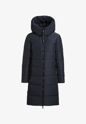 Manteau matelassé bleu marine avec une capuche haute froncée, fermeture éclair sur toute la longueur, poches latérales et design à côtes verticales. Matériau lisse et isolé.