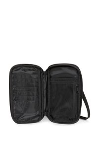 Portafoglio nero con zip, dal design aperto, dotato di più scomparti per carte, una tasca in rete e una texture interna in tessuto liscio.