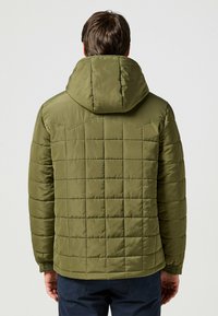 Chaqueta de plumas acolchada verde con capucha, que presenta puños elásticos y un acabado mate. El diseño posterior incluye costuras horizontales y patrones rectangulares.