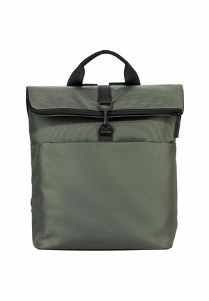 Sac à dos en tissu vert avec poignée supérieure, fermeture éclair noire sur le dessus, poche avant et fermeture à clip noire.