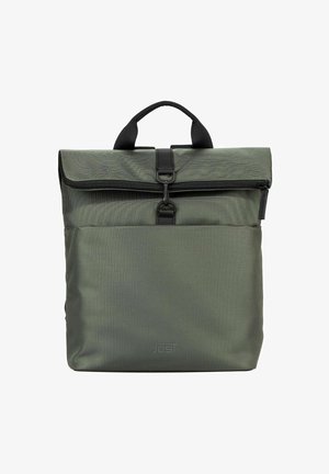 Sac à dos en tissu vert avec poignée supérieure, fermeture éclair noire sur le dessus, poche avant et fermeture à clip noire.