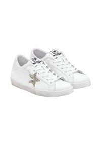 Un paio di sneaker basse in pelle bianca con lacci bianchi, una stella dorata luccicante e una stella bianca sul lato esterno di ciascuna scarpa.