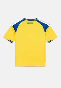 Gul sportströja med blå och vita accenter, korta ärmar och "SVERIGE" tryckt på ryggen, har rund halsringning och en slank design.