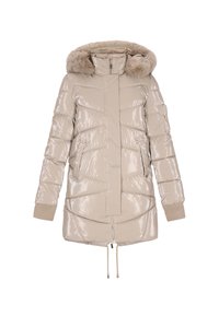 Bézs színű, fényes felületű pehelykabát, szőrmebéléssel ellátott kapucnival, elöl cipzárral, cipzáras zsebekkel és bordázott mandzsettákkal. Derékban húzózsinórral állítható.