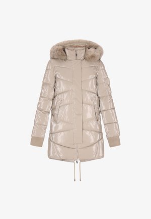 Bézs színű, fényes felületű pehelykabát, szőrmebéléssel ellátott kapucnival, elöl cipzárral, cipzáras zsebekkel és bordázott mandzsettákkal. Derékban húzózsinórral állítható.