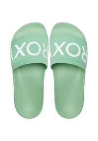 Groene slide-sandalen met een textuur, voorzien van een brede band met het witte woord "ROXY." Glad voetbed ontwerp.