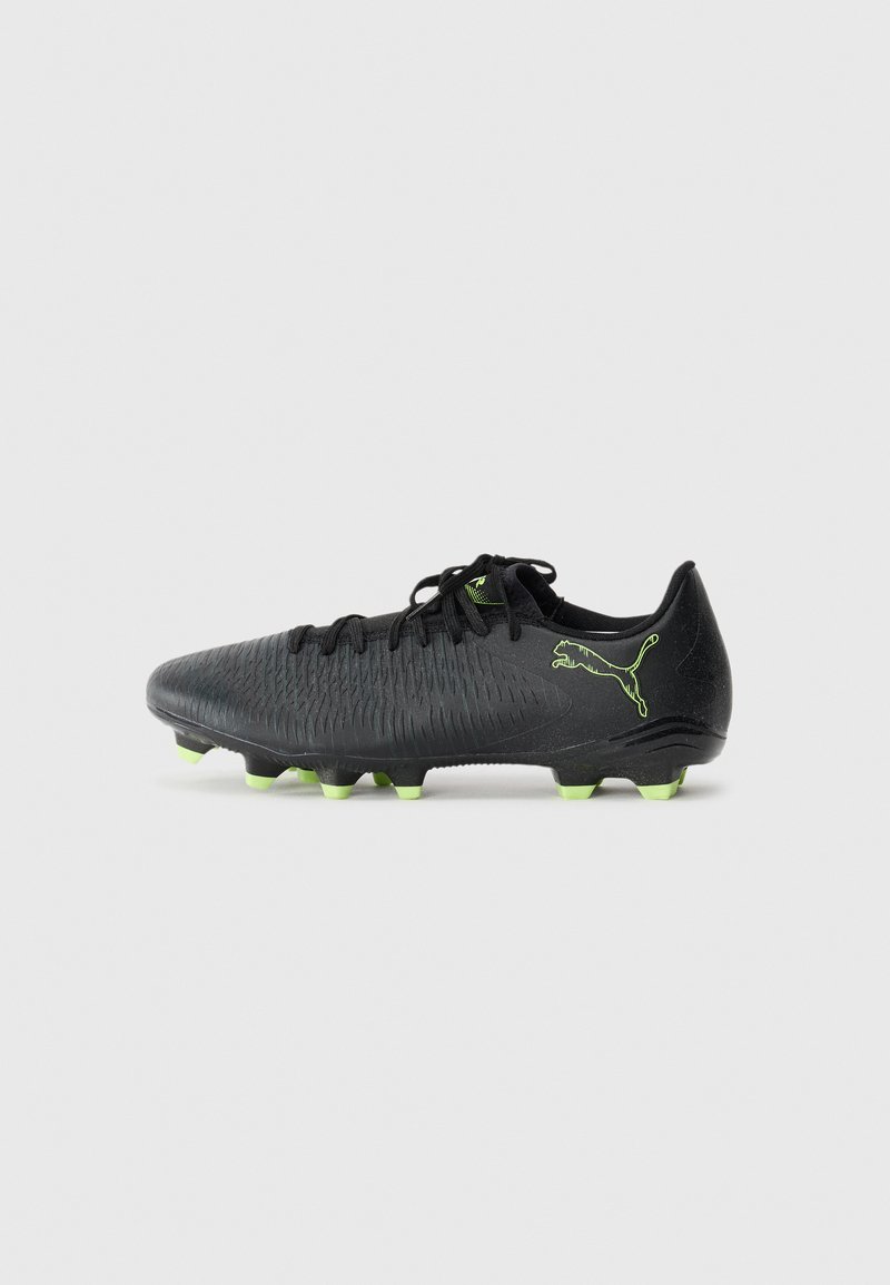 Botín de fútbol negro con parte superior texturizada, acentos verdes y seis tacos. Presenta un diseño de cordones y una distintiva marca en el costado.