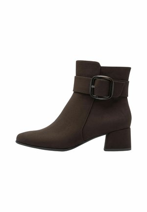 Dunkelbrauner Knöchelstiefel mit Blockabsatz und breitem Riemen mit großer schwarzer quadratischer Schnalle an der Seite.
