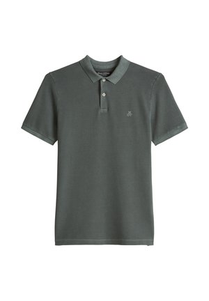 Donkergrijze polo met korte mouwen, kraag, twee knopen en een klein wit "M OP" logo op de linkerborst.
