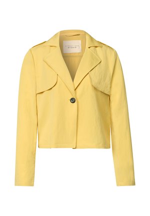 Veste courte jaune à manches longues, larges revers, fermeture à un seul bouton noir et épaulettes.