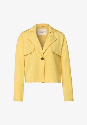 Veste courte jaune à manches longues, larges revers, fermeture à un seul bouton noir et épaulettes.