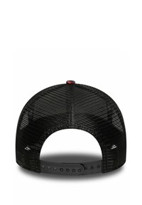 Schwarze Mesh-Baseballmütze mit gebogenem Schirm, verstellbarem Riemen hinten und einem runden roten Akzent oben. Strukturiertes Muster über die gesamte Fläche.