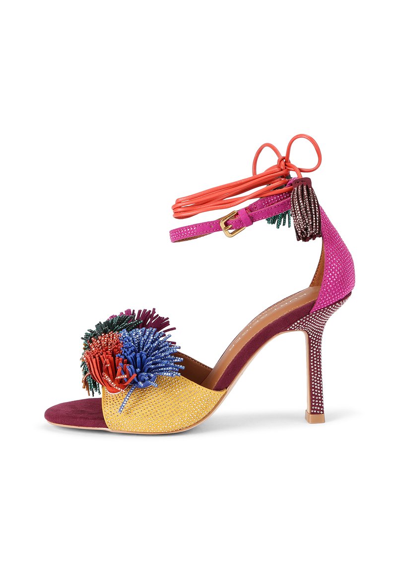 Sandalo con tacco alto dal design in camoscio giallo e viola, decorato con abbellimenti floreali colorati e una fascia per caviglia multicolore.