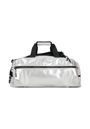 Borsa sportiva rettangolare argento con manici neri, tasca frontale con cerniera etichettata "AOKING Backpack" e tracolla regolabile su sfondo bianco.