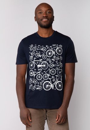 Navyblaues T-Shirt mit weißem Druckdesign eines Fahrrads, das verschiedene Fahrradstile und Radgrößen auf der Vorderseite zeigt. Kurzarm, Rundhalsausschnitt.