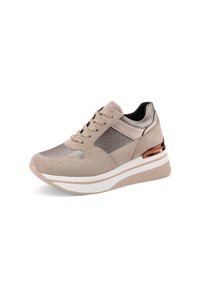 Sneaker beige con tomaia in suede, accenti metallici, pannelli in mesh, design con lacci e suola a cuneo con dettaglio in oro rosa.