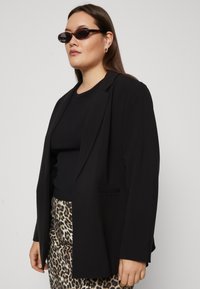 Vero Moda Curve VMWAVE BELT - Blazer - black