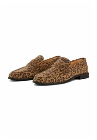 Leopardmønstrede loafers lavet af blødt suede, med en lav sort hæl og et klassisk mokkasindesign med subtile syninger.