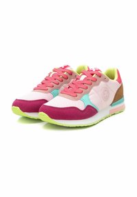 Zapatillas multicolores que combinan malla y materiales de gamuza, con acentos en rosa, turquesa, marrón y verde neón, y suelas texturizadas.