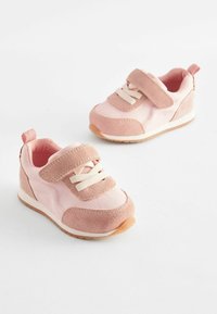 Rosa sneakers för småbarn i mocka och tyg, med en kardborreband och snören, och en texturerad sula samt en liten klack.