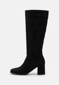 Bottes noires montantes en daim avec un talon carré, présentant une texture lisse et un design épuré, sans quincaillerie ou accents visibles.